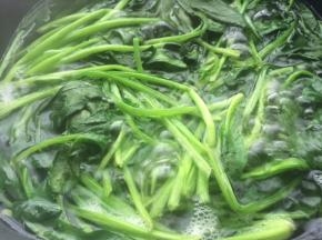 拿适量的菠菜清洗干净，锅中放入适量的水煮开，放入菠菜煮3分钟左右捞起即可。
