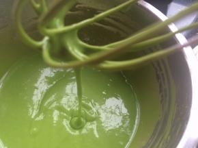 这是菠菜面糊搅拌的好状态，细腻，手动打蛋器提起面糊滴落不断。