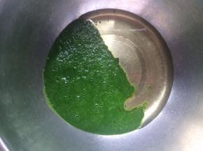 打好的菠菜泥称出60克，加入玉米油搅拌混合均匀。