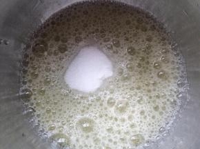 柠檬汁挤入蛋白中，细砂糖分三次加入蛋白中，蛋白用电动打蛋器打一下有大鱼眼泡状，加入第一次细砂糖打发。