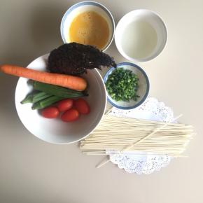 准备好材料，蛋清蛋黄分开装，蔬菜洗净，小葱切碎