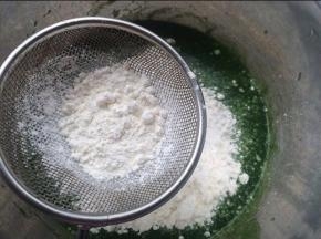 筛入低筋面粉轻轻搅拌混合均匀。