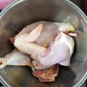 鸡肉去皮洗净