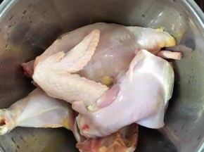 鸡肉去皮洗净