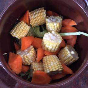 先把玉米须和衣放锅底再放玉米胡萝卜