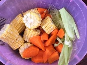 玉米和玉米须，玉米衣，胡萝卜都洗净，切好