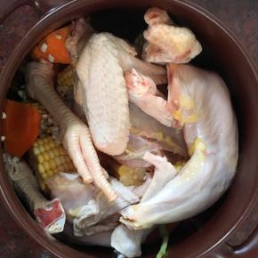 放入薏仁皂角米，鸡肉