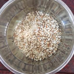 薏仁和皂角米提前用温水浸泡1小时