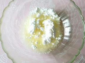 玉米油加糖粉用电动打蛋器搅拌