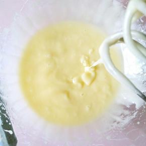 继续搅拌至颜色发白，液体流动变得缓慢，提起打蛋器表面纹路不会立刻消失为止。