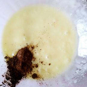 加入泡打粉搅拌均匀之后加入巧克力粉