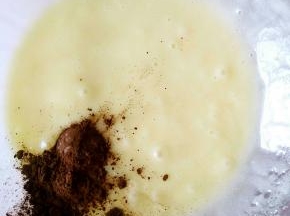 加入泡打粉搅拌均匀之后加入巧克力粉
