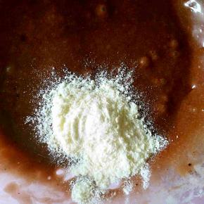 搅拌均匀之后加入奶粉搅拌均匀