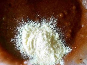 搅拌均匀之后加入奶粉搅拌均匀