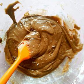 分次筛入面粉，每一次筛入之后都待搅拌均匀之后再加入下一次。