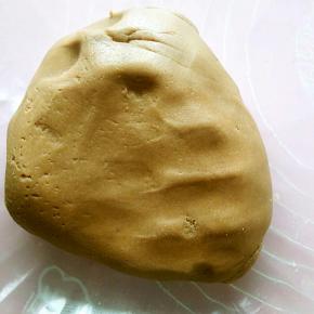 全部筛入之后揉成面团，成团即可，不必过多揉搓。