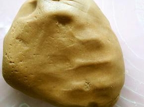 全部筛入之后揉成面团，成团即可，不必过多揉搓。