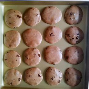 整形，取20克左右的面先揉成球，再用手心压扁，不必过分追求颜值，好吃才是王道（这些大概是两盘的量）。这个时候可以预热烤箱至180度，整好形之后放入预热好的烤箱，大约烤15分钟左右（这个要一直观察，因为每家烤箱的脾气都不一样，以我的经验来说，就是闻到香味儿了，然后看到饼干表面开裂了基本上就是好了。）