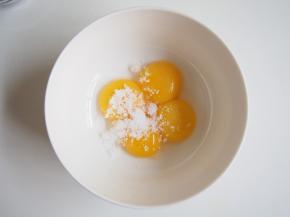 蛋黄中加入15g糖，搅拌均匀