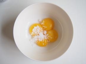 蛋黄中加入15g糖，搅拌均匀