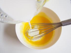 分别加入牛奶和玉米油，每次都要搅拌均匀