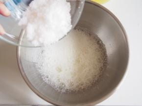 蛋清分离，打成粗泡后加入三分之一糖