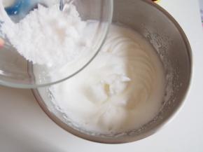 打出明显纹路后第二次加糖，最后纹路清晰后第三次加入糖