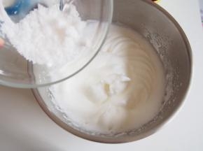 打出明显纹路后第二次加糖，最后纹路清晰后第三次加入糖