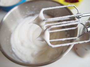 打发至硬性发泡状态