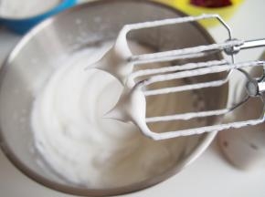 打发至硬性发泡状态