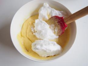 取三分之一蛋白加入蛋黄糊中，切拌均匀