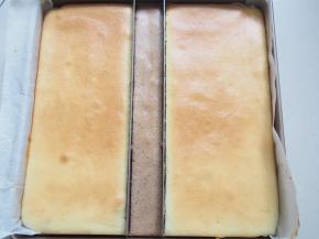 烤箱预热至150度，中层上下火，22分钟左右熟透即可。取出晾凉，抹上自己喜欢的酱就好啦~