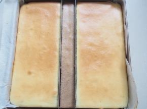 烤箱预热至150度，中层上下火，22分钟左右熟透即可。取出晾凉，抹上自己喜欢的酱就好啦~