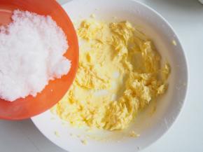 黄油切成小块软化，加入白糖略微打发，加入盐搅打均匀
