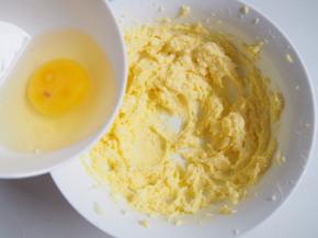 分两次加入蛋液，搅打均匀