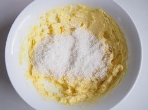 加入椰蓉切拌均匀