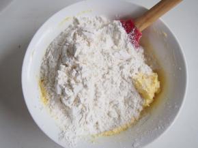 筛入低筋面粉，切拌均匀