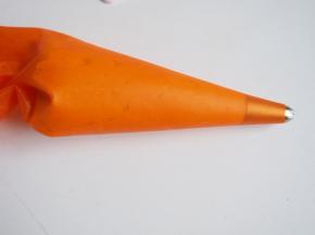 装入裱花袋中，烤箱预热至150度