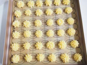 烤盘中铺上硅胶垫，用裱花嘴挤出自己喜欢的形状