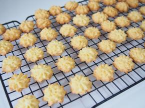 放入烤箱中层，上下火，20分钟左右观察上色即可，烤好后晾凉