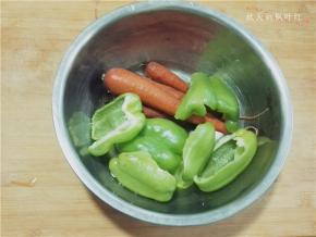 将胡萝卜、青椒洗净；
