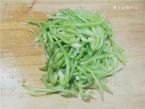 青椒切成丝备用；