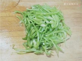 青椒切成丝备用；