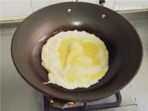 锅中放入少许油，倒入蛋液，摊平；