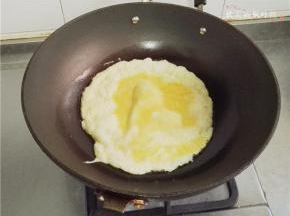 锅中放入少许油，倒入蛋液，摊平；