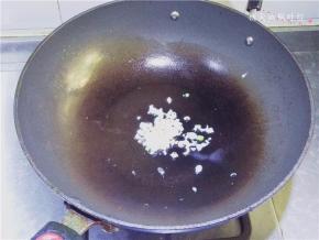 锅中留少许油，放入葱姜爆香；