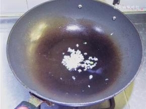 锅中留少许油，放入葱姜爆香；