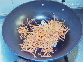 倒入胡萝卜丝翻炒；