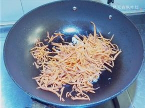 倒入胡萝卜丝翻炒；