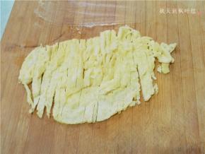 蛋饼成熟后，切成丝；